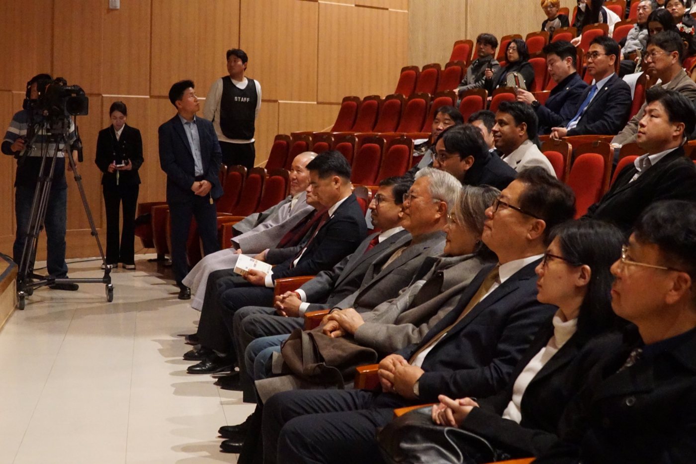 2025 양산인도국제영화제 개막식을 지켜보는 내빈과 관객